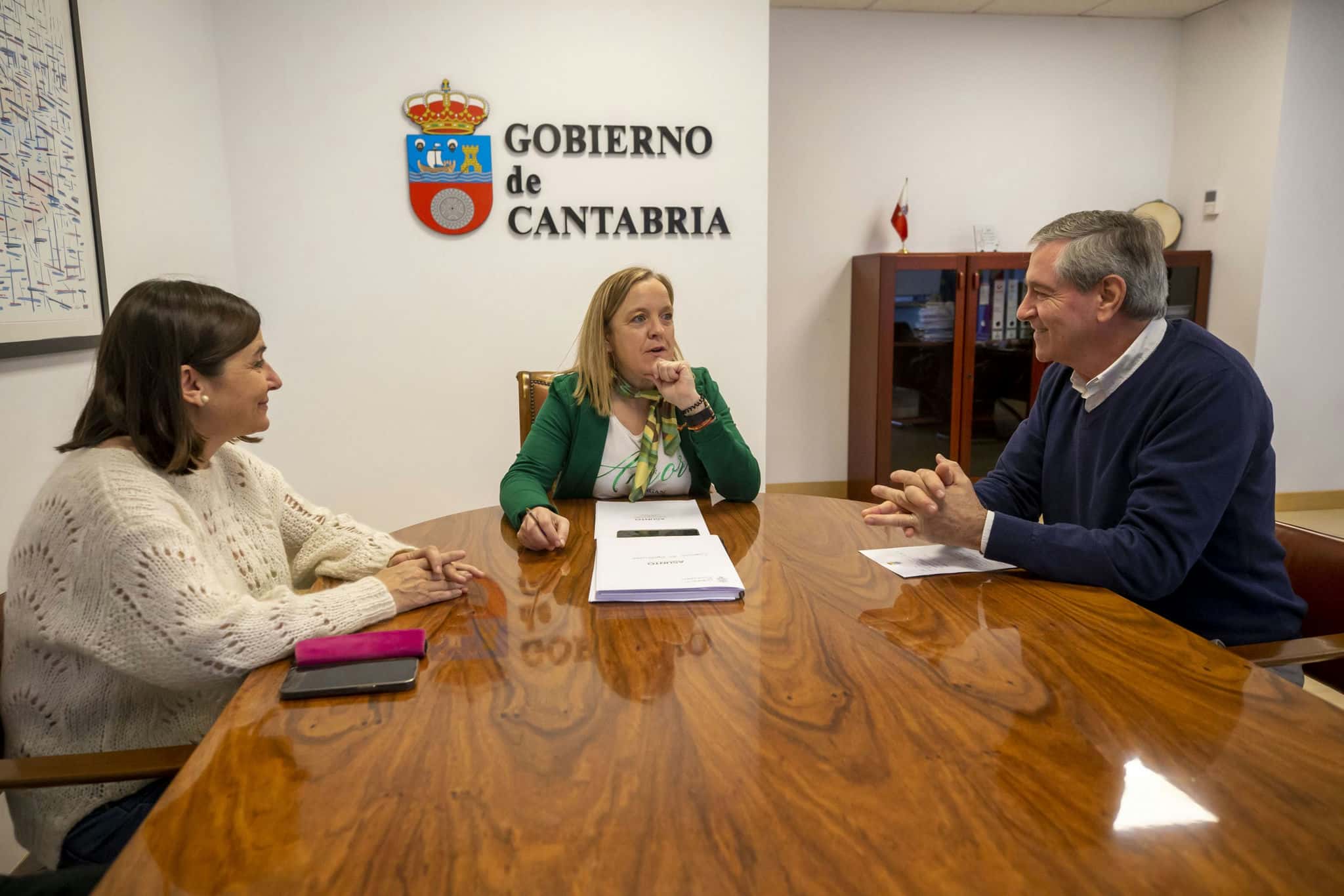 El Alcalde de Suances junto a la Consejera de Presidencia abordan la nuevas ayudas para seguridad y protección civil