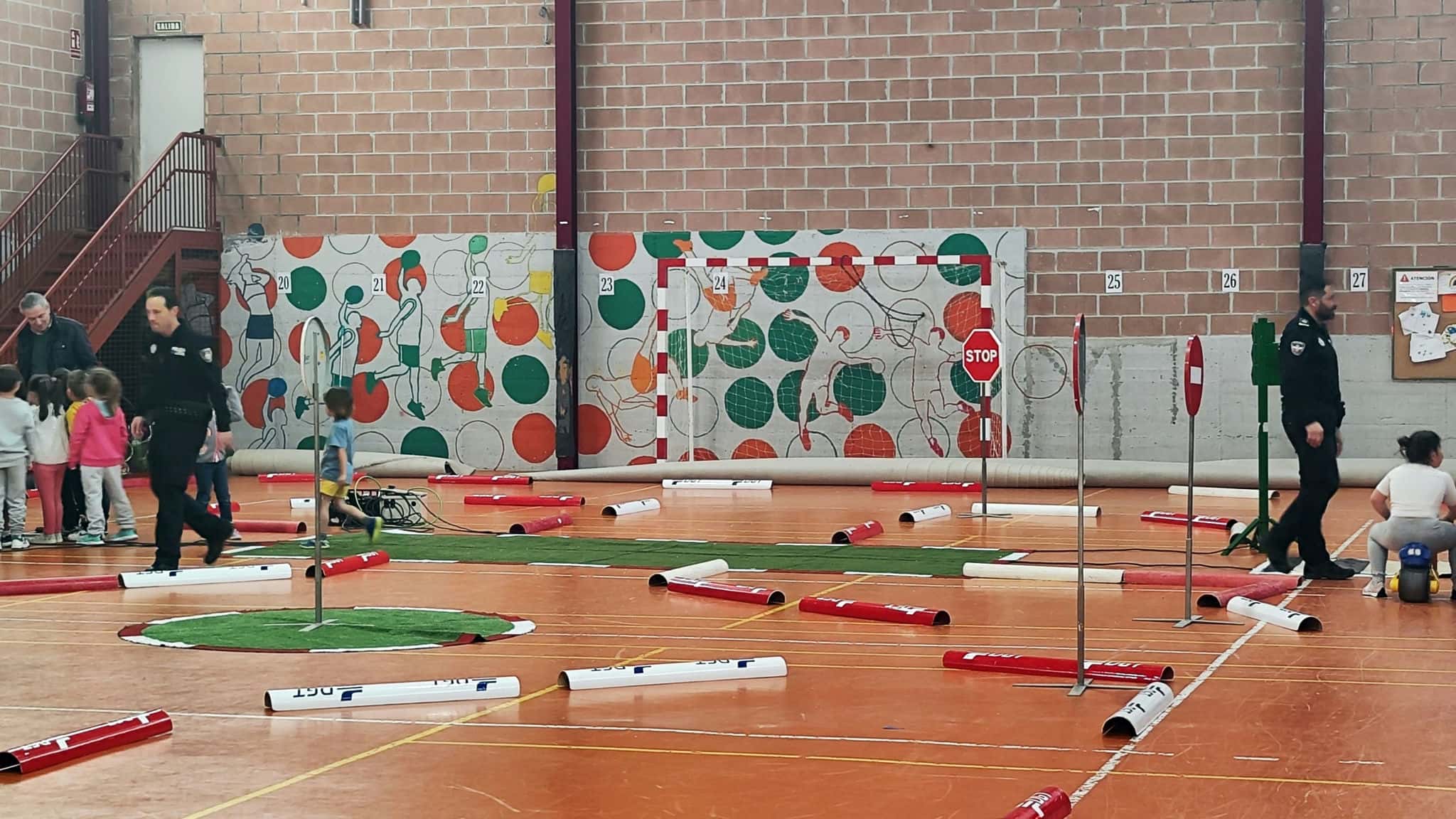 Los escolares del CEIP Portus Blendium se convierten en “Peque polis” gracias al programa de educación vial de la Policía Local