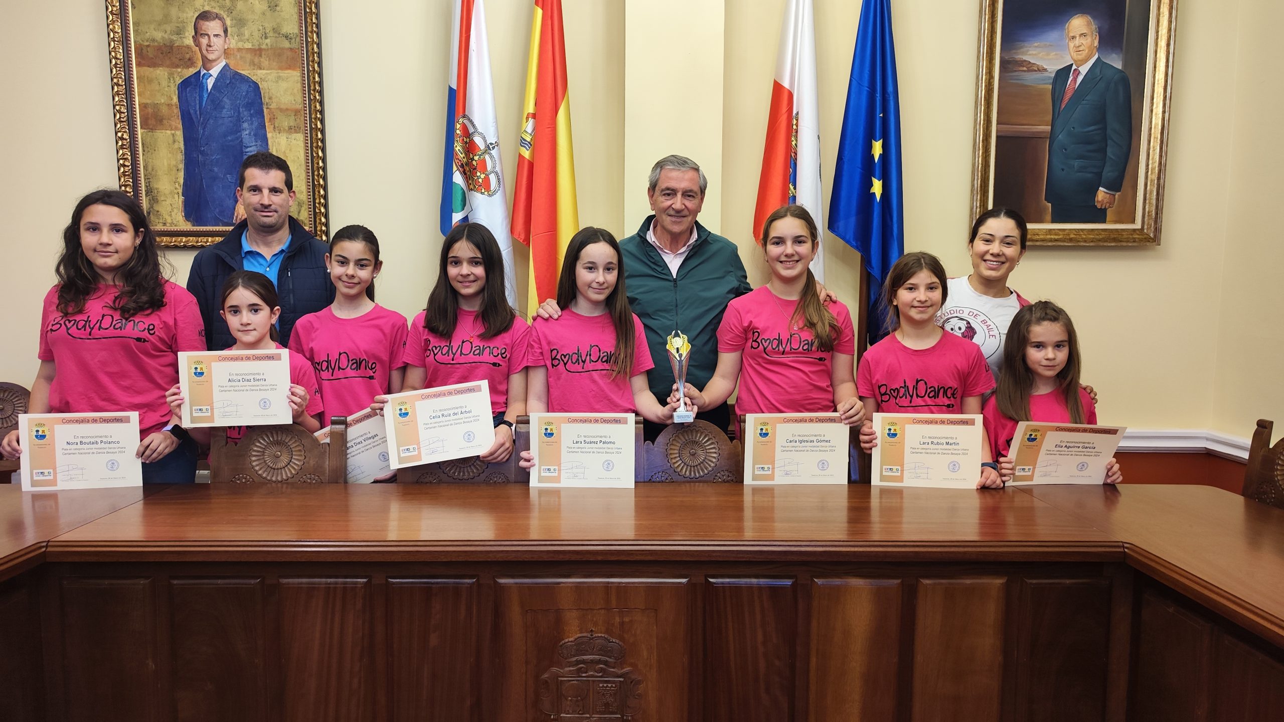 Recepción institucional al grupo de baile moderno de la Escuela deportiva de Suances participante en el Certamen Nacional de Danza Besaya