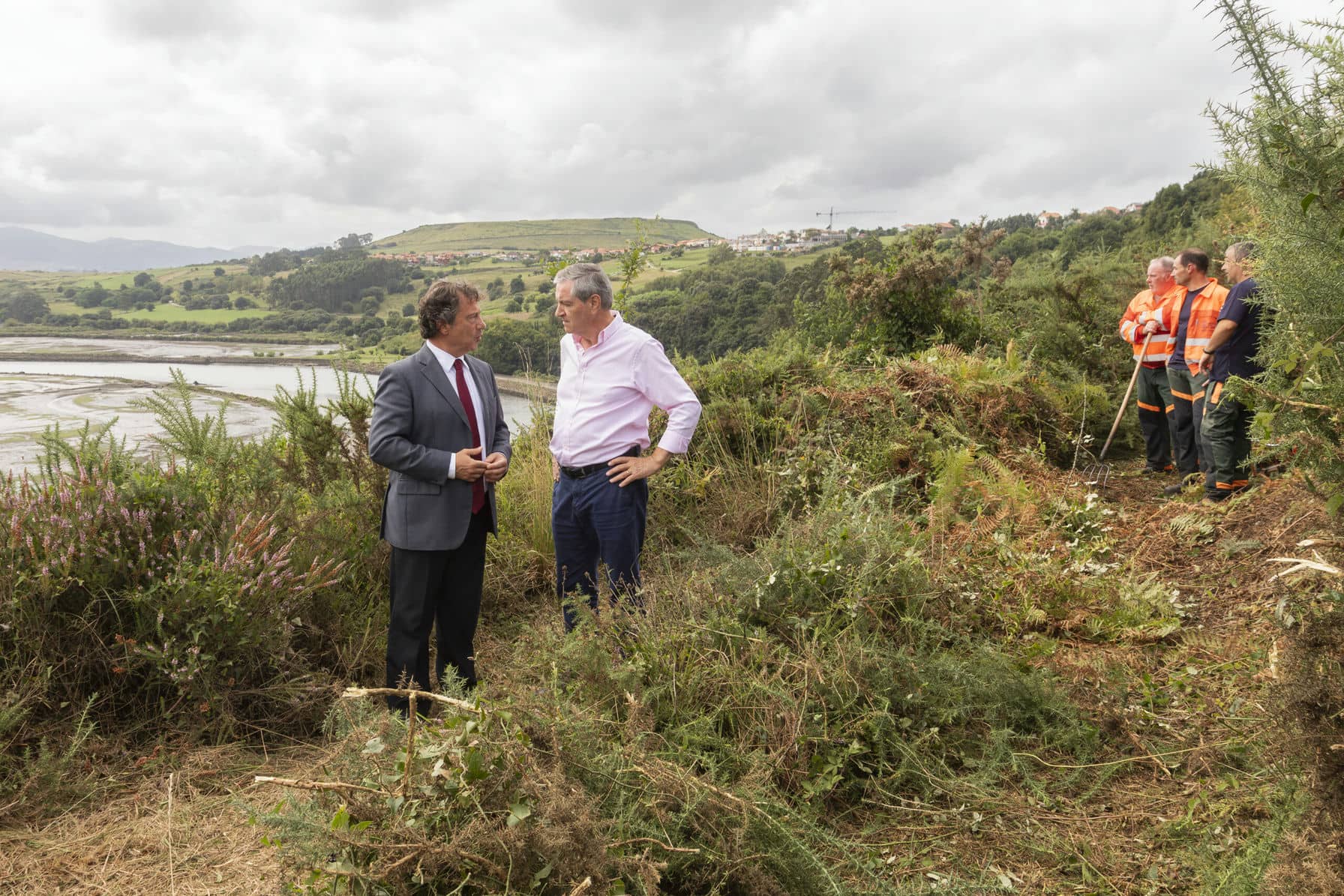 Palencia y Ruiz Moya visitan el comienzo de los trabajos de recuperación de un tramo del Camino de Santiago en Suances