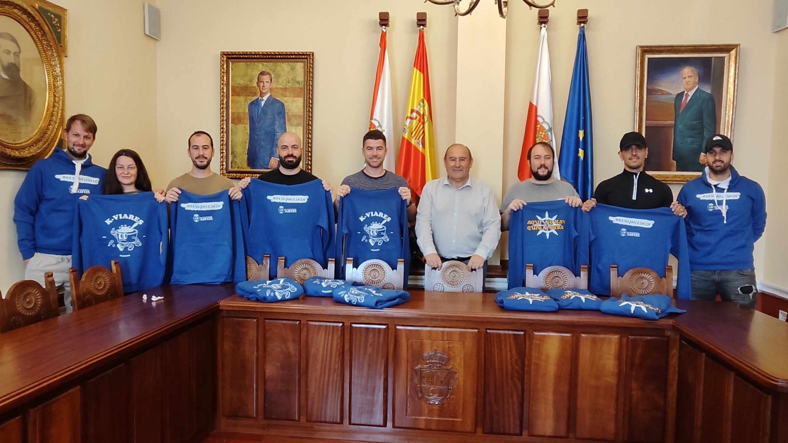 Las peñas “K-Viares 2” y “Aquí no hay quien beba”, primera y segunda clasificada en el I Concurso de Peñas #DeSuancesNin son recibidas en el Ayuntamiento de Suances