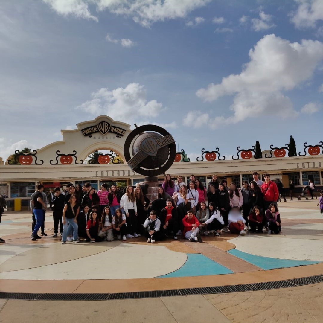 50 jóvenes de Suances disfrutan del Parque Warner en Madrid dentro de las actividades programadas con motivo del Samuín