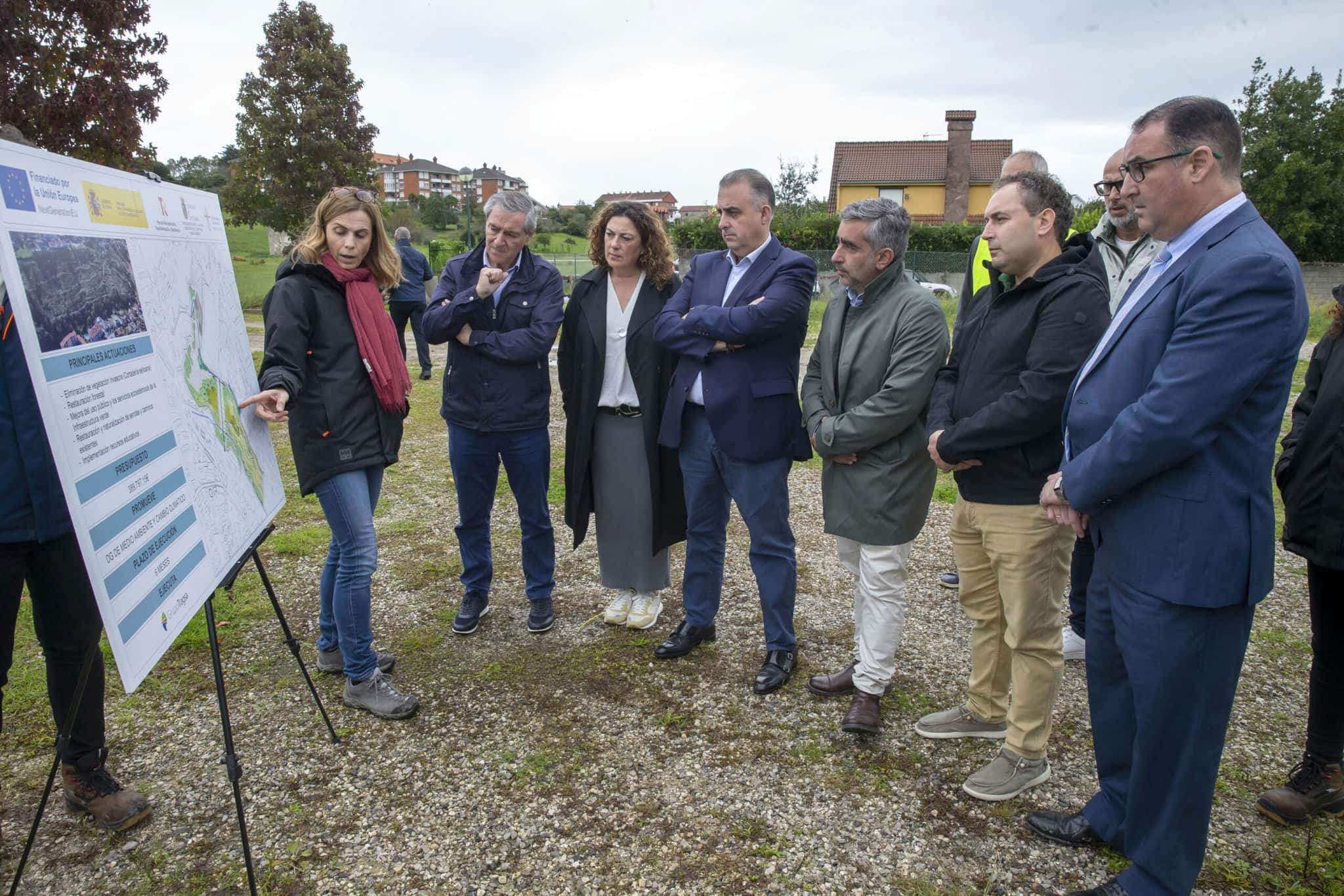 Visita institucional a los trabajos de recuperación ambiental de la ladera del monte de Suances en los que se invertirán casi 429.000 euros