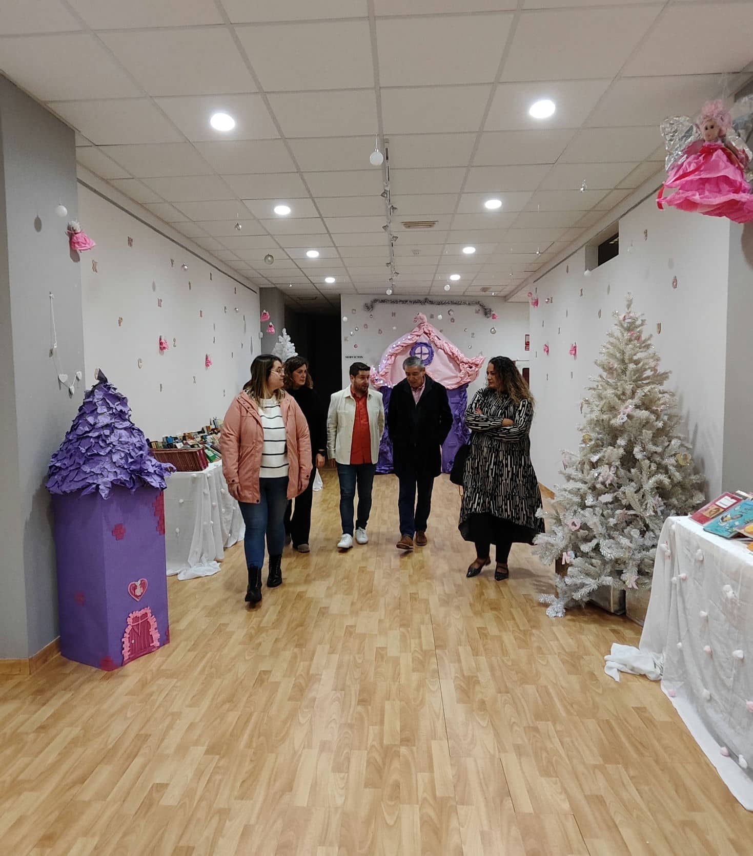La Biblioteca municipal de Suances se viste de “Rosa Navidad”
