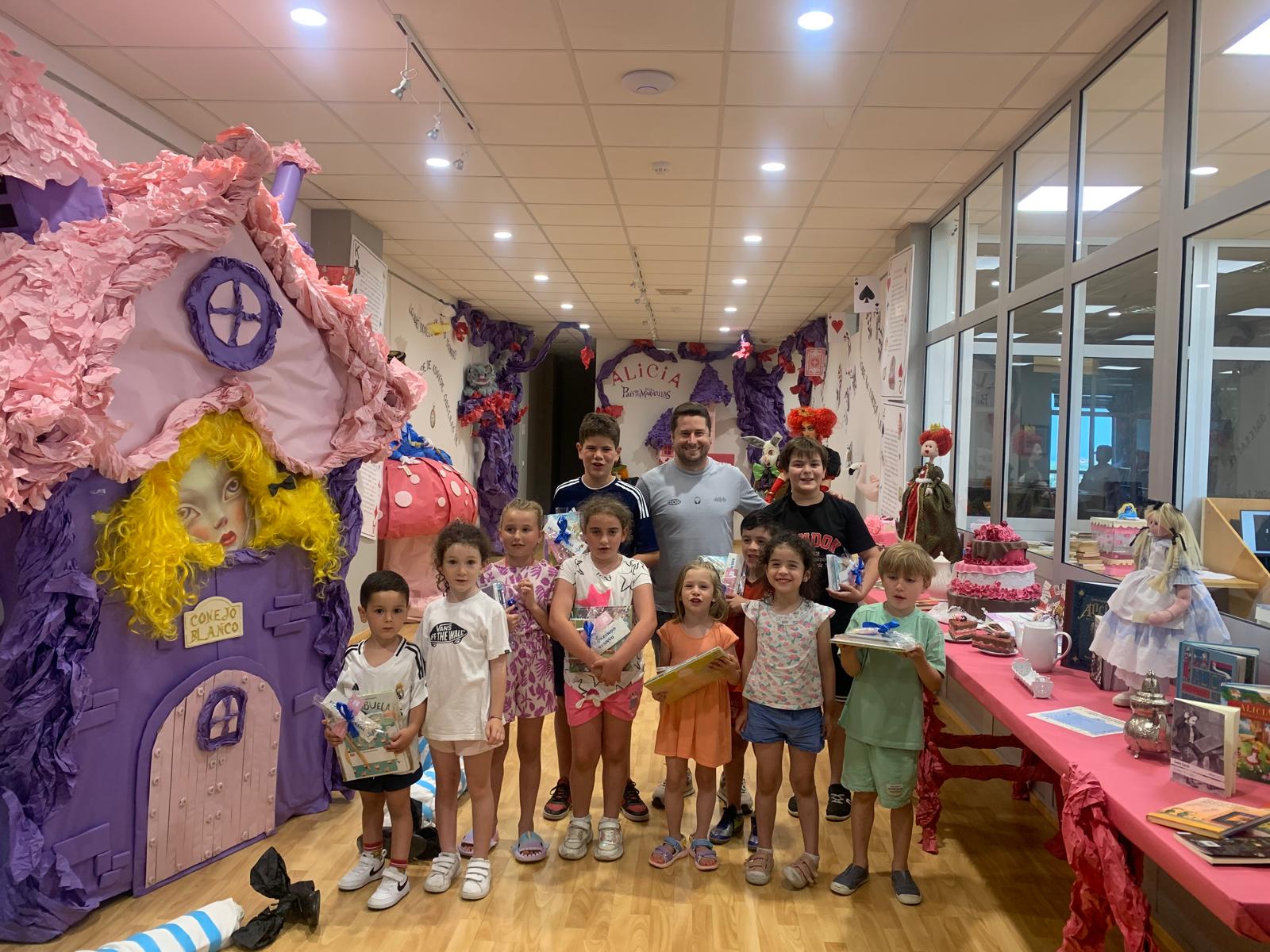 Alicia, El Gato Cheshire y La Oruga Azul, personajes favoritos de los visitantes a la muestra de “Alicia en el País de las Maravillas” en la Biblioteca municipal Elena Soriano