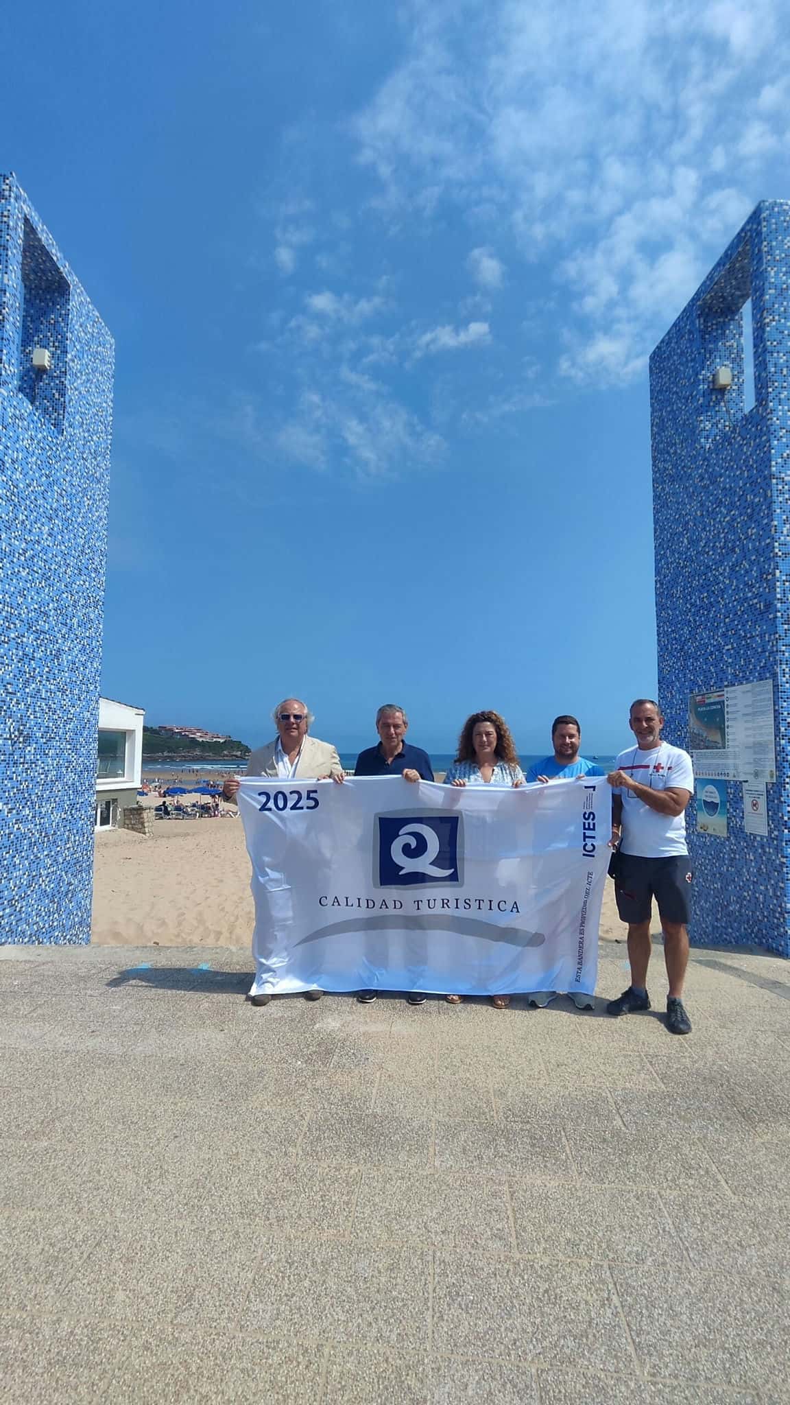 Suances iza la bandera Q de Calidad Turística en la playa de La Concha