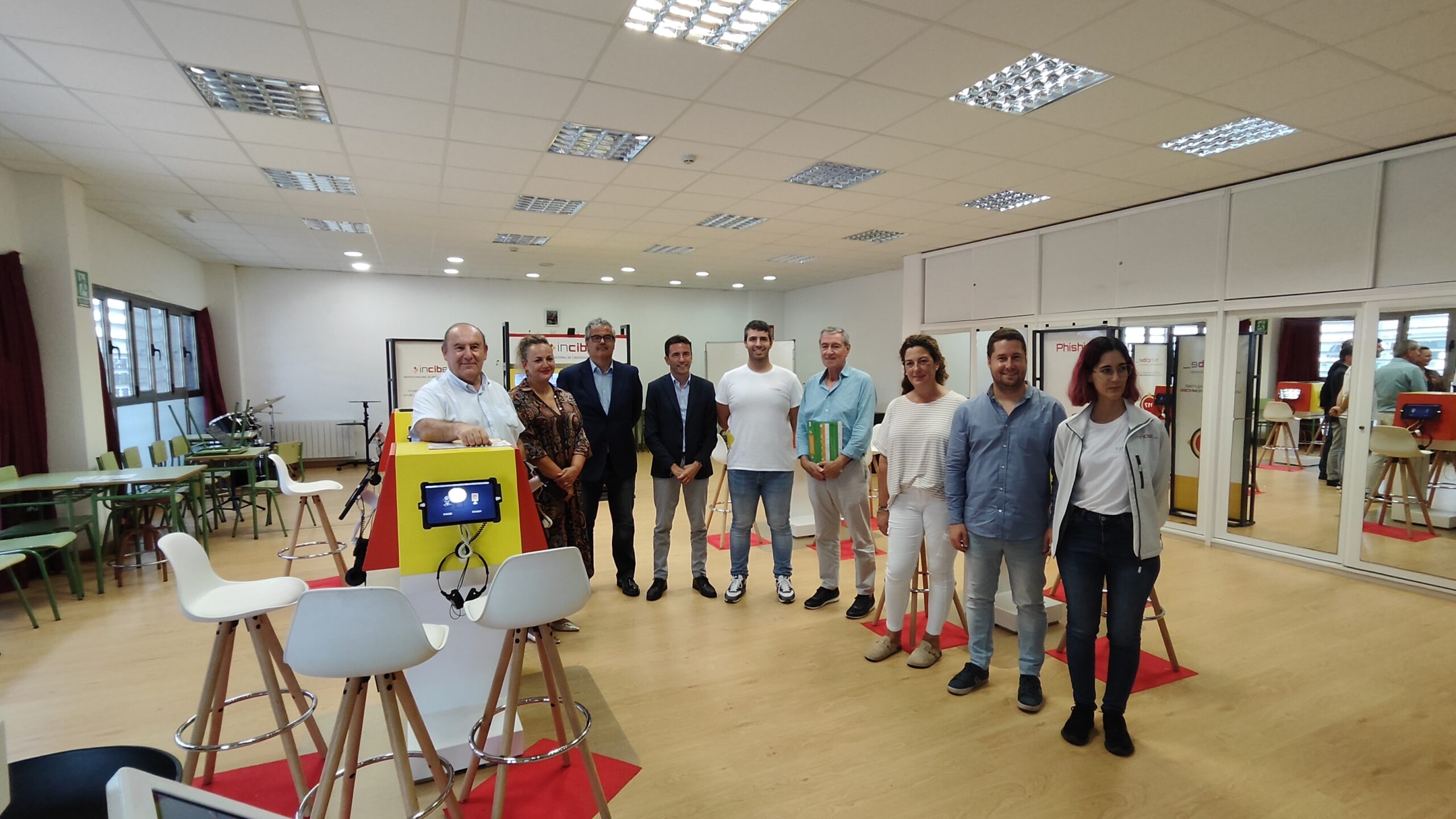 El stand del INCIBE llega a Suances para concienciar en ciberseguridad y enseñar prácticas seguras en la red
