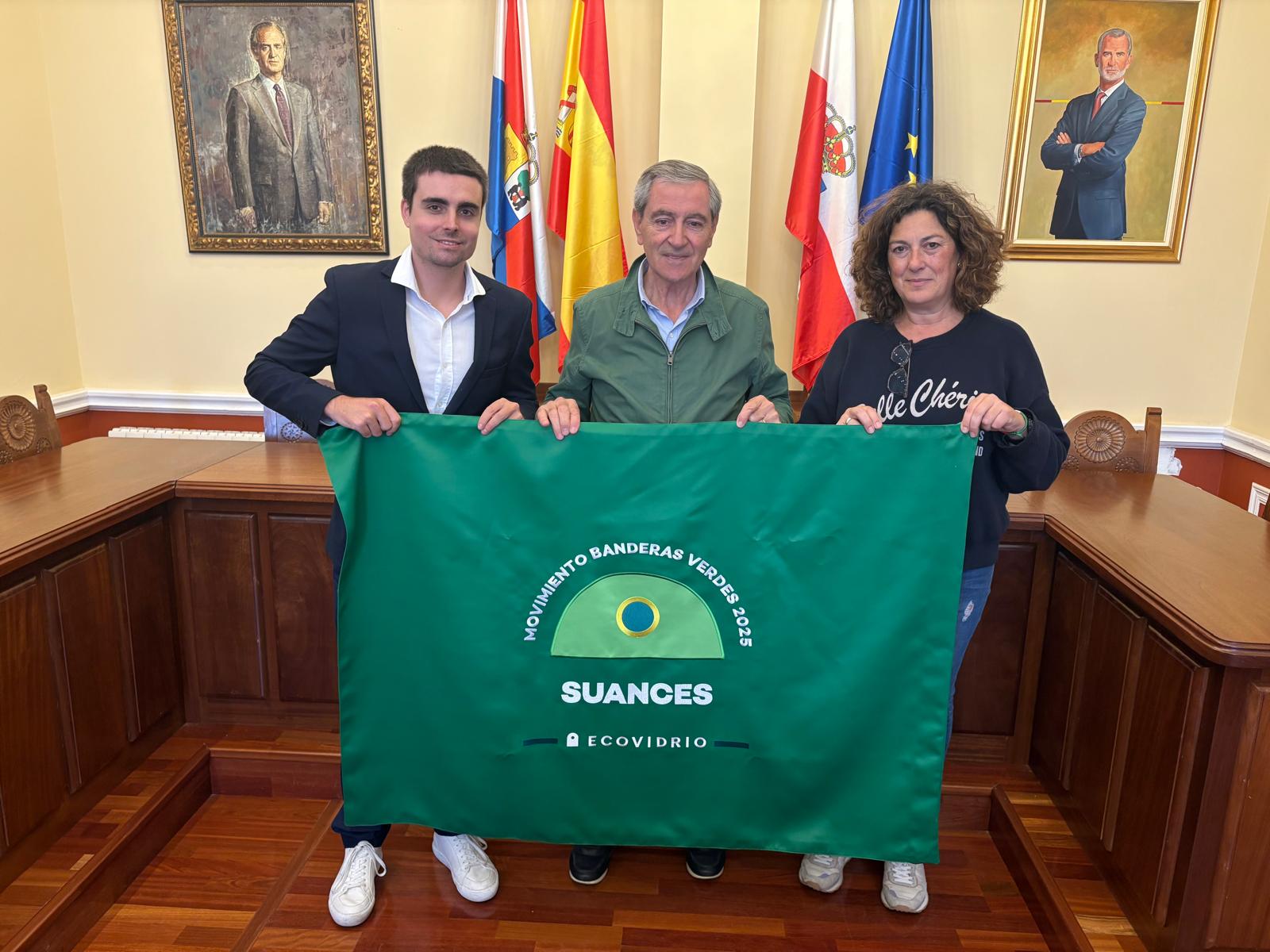 Suances logra la Bandera Verde de Ecovidrio, convirtiéndose el municipio costero más comprometido con la sostenibilidad de Cantabria