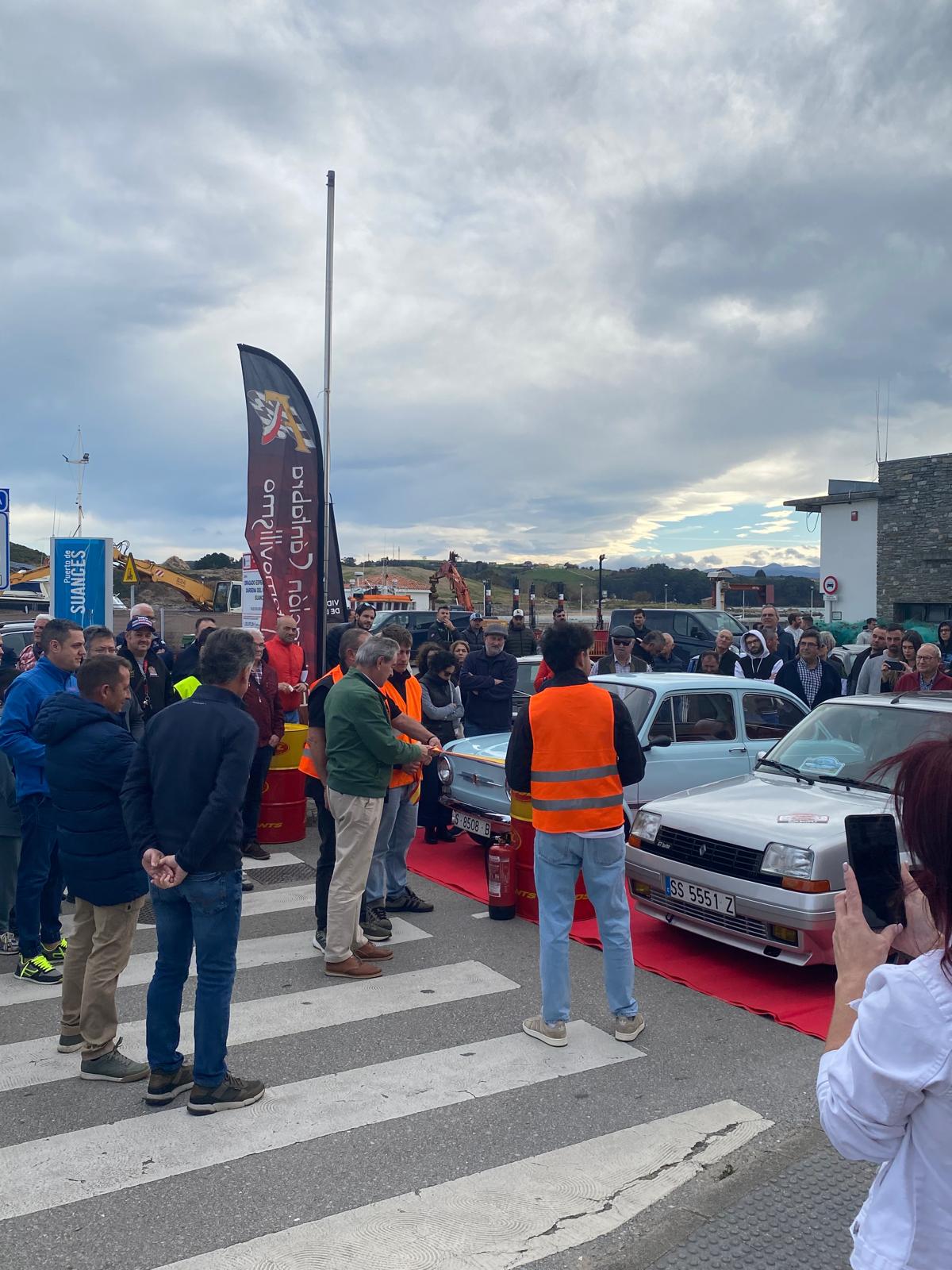 Suances acogió la I Concentración de Coches Clásicos, organizada por la asociación “Los chavalucos”