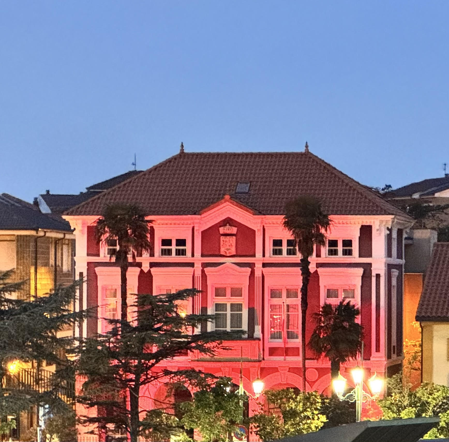 Suances se ilumina un año más de rojo para visibilizar la enfermedad genética de la hemocromatosis