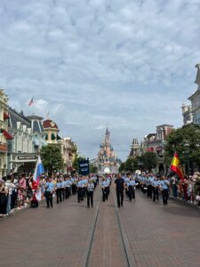 La Banda Municipal de Música de Suances conquista Disneyland París y lleva el nombre del municipio a un escenario internacional