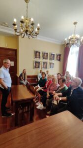 Los usuarios del Centro de Día La Ontanía visitan el Ayuntamiento de Suances con motivo del Día Mundial del Alzheimer